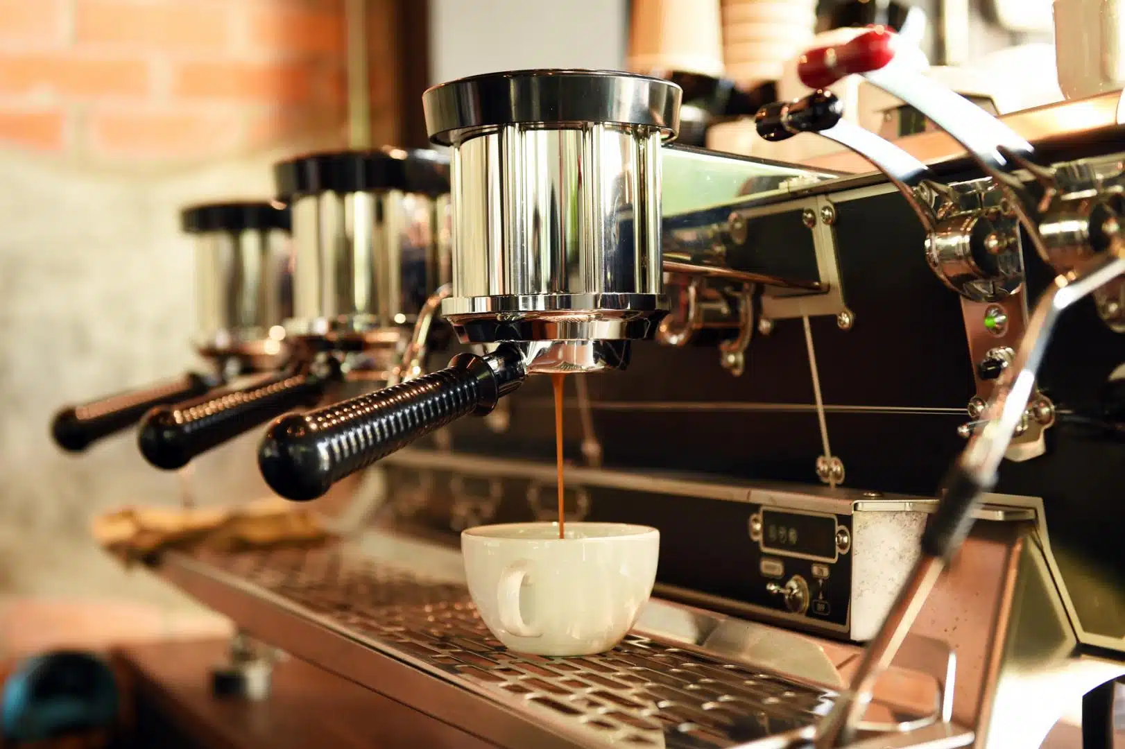 Se servir du café préparé par une machine à expresso